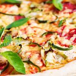 Patiseria Auras se Pregătește să Gătească Pizza la Cuptor pe Vatră